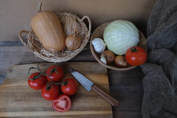 Zapasy Warzyw Układane Drewnianej Półce Dojrzałe Czerwone Pomidory Głowa Kapusty — Zdjęcie stockowe