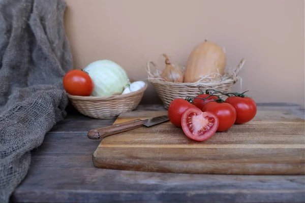 Las Existencias Vegetales Colocan Estante Madera Tomates Rojos Maduros Cabeza —  Fotos de Stock