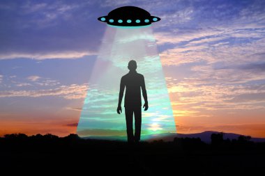 UFO uzay gemisinin siyah silueti, adamım, ışık huzmelerinde dünyalı, dramatik, rahatsız edici durum, uzaylılar uçan daire ile geldiler, insanların gizemli kayboluşu, paranormal fenomenler
