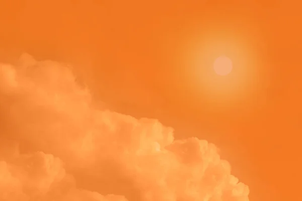 风景如画 背景模糊 乌云密布的橙色天空 热浪概念 全球变暖问题 自然灾害 设计师的自然基础 — 图库照片