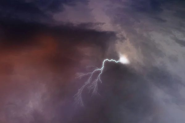 Kara Bulutlu Dramatik Fırtınalı Gökyüzü Gece Gökyüzünde Şimşekler Çakıyor Şiddetli — Stok fotoğraf