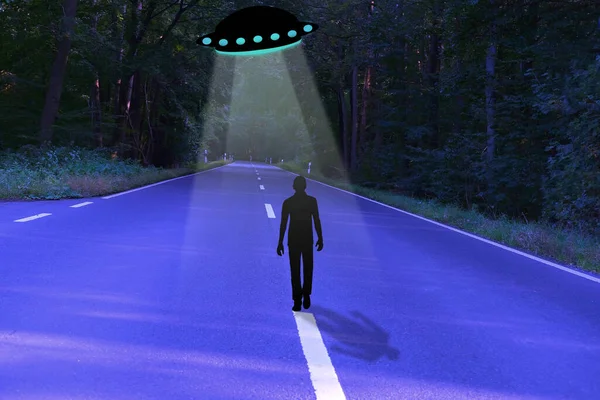 Route Asphaltée Grande Vitesse Silhouette Noire Vaisseau Spatial Ufo Homme — Photo