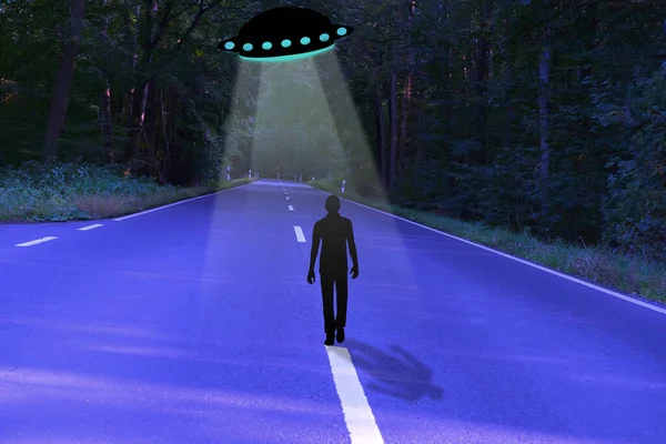 Strada Asfaltata Alta Velocità Silhouette Nera Ufo Astronave Uomo Terrestre — Foto Stock