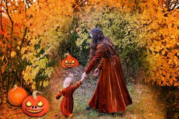 Маленькая Девочка Ведьма Мама Коричневом Платье Два Травоядных Ищут Травы — стоковое фото