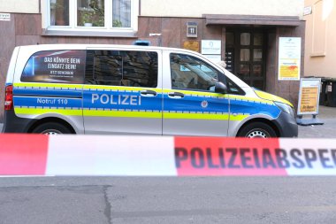 Almanya sokaklarında polis arabaları, araçlar, gösteriler, mitingler, soruşturma suçları, bürokrasi: Almanya, Frankfurt 'ta polis barikatı - Mart 2022
