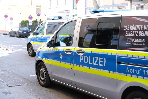 Frankfurt - Mart 2022: Almanya sokaklarındaki tipik Alman polis arabaları, Frankfurt Ben araçların, gösterilerin, protesto mitinglerinin, soruşturmaların düzenini koruyan ana kanun uygulayıcılarıyım.