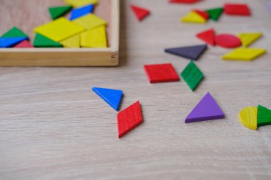 renkli ahşap geometrik figürler, küpler, yaratıcılık geliştirme konsepti, iyi motor beceriler, sabır, eğitim ve çocuk gelişimi konsepti. Oynayarak öğrenmek