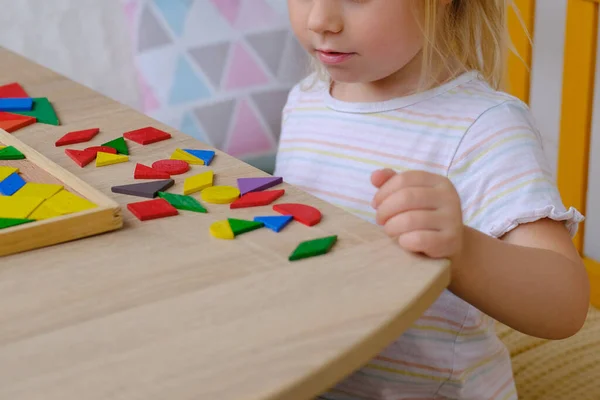 Niño Niño Niña Juega Con Figuras Geométricas Madera Colores Cubos —  Fotos de Stock