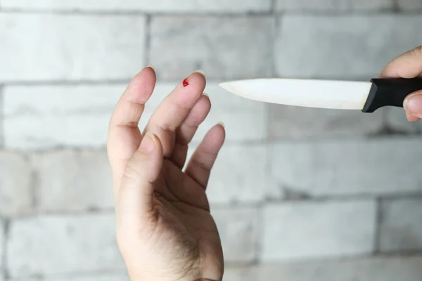 Gota Sangre Roja Primer Plano Mano Femenina Herida Dedo Corte —  Fotos de Stock