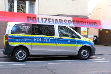 Frankfurt - Mart 2022: Almanya sokaklarındaki tipik Alman polis arabaları, Frankfurt Ben araçların, gösterilerin, protesto mitinglerinin, soruşturmaların düzenini koruyan ana kanun uygulayıcılarıyım.