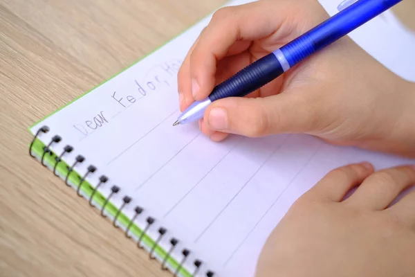 Criança Estudante Escreve Palavras Carta Para Amigo Inglês Caderno Com — Fotografia de Stock