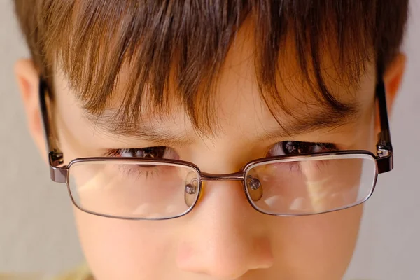 Κοντινό Πλάνο Μέρους Του Προσώπου Του Παιδιού Αγόρι Ετών Γυαλιά — Φωτογραφία Αρχείου