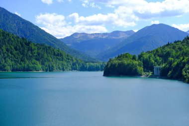 Avusturya 'daki pitoresk göl Achensee, suların durgun genişliğinden yeşil dağlar yükseliyor, doğanın güzelliği kavramı, rezervuarın tatili, su sporları, tatil yeri Tyrol