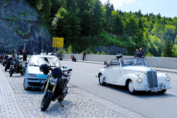 Motorräder Und Retro Auto Auf Der Strecke Über Den Malerischen — Stockfoto
