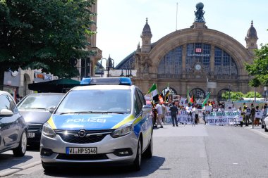Frankfurt - Haziran 2022: Almanya sokaklarındaki tipik Alman polis arabaları, Frankfurt Ben araçların, gösterilerin, protesto mitinglerinin, soruşturmaların düzenini koruyan ana kanun uygulayıcılarıyım.
