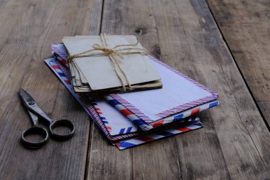 Eski fotoğraflar, mektuplardan gelen zarflar, ev arşivi belgeleri, aile ağacı konsepti, soy ağacı, hatıralar, soy ağacı, atalarımızın hafızası, aile ağacı, nostalji, ilk aşkı hatırlamak.