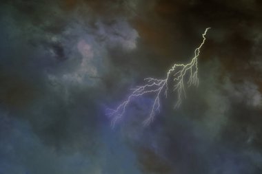 Kara bulutlu dramatik fırtınalı gökyüzü, gece gökyüzünde şimşekler çakıyor. Şiddetli Hava, doğal afetler, kasırga, tayfun, kasırga, fırtına teması üzerine kavram, tasarımcı için doğal temel