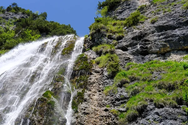 Bela Cachoeira Larga Com Fluxo Água Cabo Ferro Grampos Equipamento — Fotografia de Stock