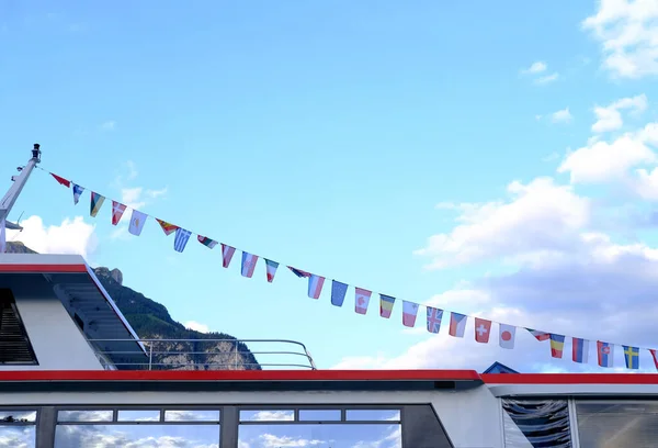 색상의 국기가 항해의 에서의 유람선 — 스톡 사진