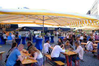 Almanya 'da yaz geleneksel yeşil sos festivali, insanlar çeşitli ulusal yemekler, kültürel çeşitlilik, şehrin aşçılık cazibesi, taze sebze pazarı, Frankfurt - Haziran 2022