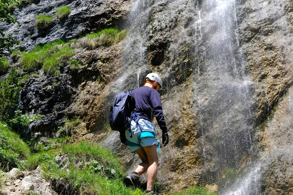 Молодой Человек Альпинистском Снаряжении Против Скалы Водопада Скалолазания Активного Образа — стоковое фото