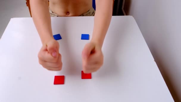 Roztomilé Dítě Let Hraje Barevnými Dřevěné Geometrické Postavy Počítá Detaily — Stock video