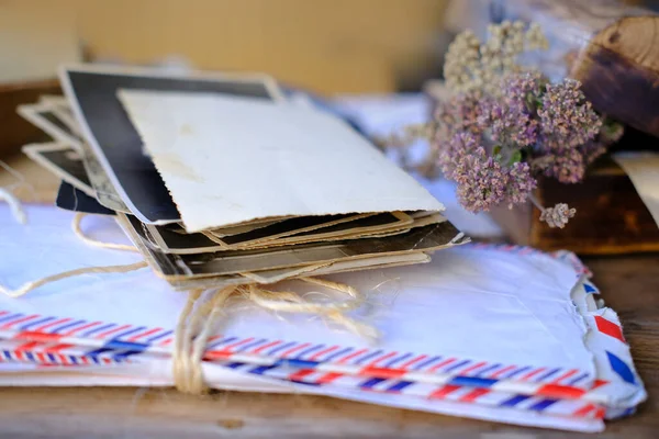 Alte Fotografien Briefumschläge Wilder Blumenstrauß Auf Dem Tisch Dokumente Aus — Stockfoto