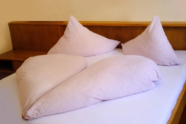 床上明亮的酒店房间 心形的白色毛毯 两张枕头 棉布床单 健康睡眠的概念 失眠问题 舒适地呆在酒店里 — 图库照片