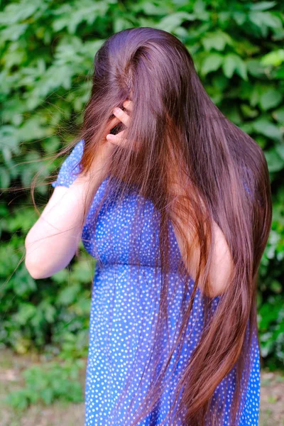 Mujer Joven Con Pelo Largo Vestido Azul Llorando Cubriendo Cara — Foto de Stock