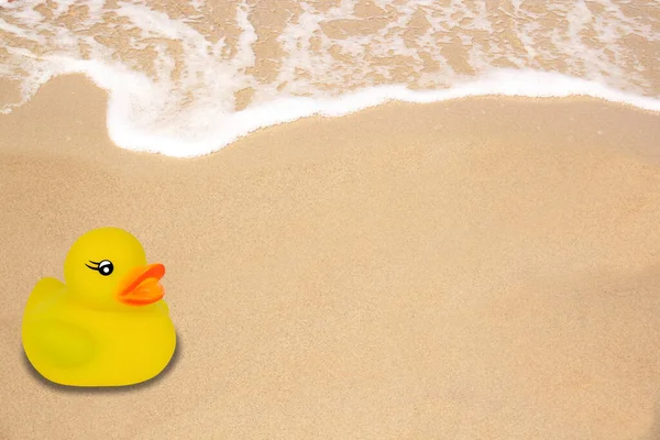 Borracha Pato Amarelo Para Natação Brinquedo Infantil Praia Areia Espuma — Fotografia de Stock