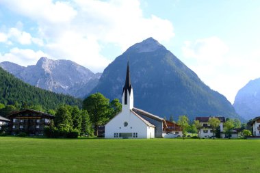 Kutsal Üçlü Kilisesi, Avusturya 'daki eski Evanjelik Kilisesi, Pertisau, Protestan dinin sembolü, Hıristiyanlık yeşil dağları arka planda tatil konsepti, tatil yeri Tyrol