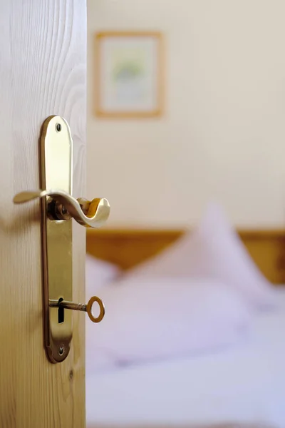 Открытая Дверь Ключом Замочной Скважине Гостиничном Номере Кровати Одеяло Форме — стоковое фото