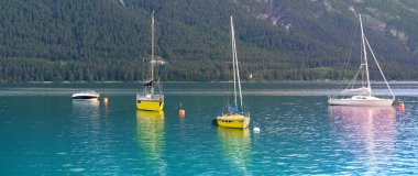 Güzel yatlar, güzel göl tekneleri Avusturya 'da Achensee' de Achensee 'de, sakin suların üzerinde yeşil dağlar yükseliyor, rezervuar, su sporları, tatil yeri Tyrol konsepti