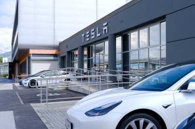 Tesla ofisi, Amerikan şirketi, elektrikli araba üreticisi Elon Musk, satış merkezi, alternatif enerji geliştirme konsepti, elektrikli araç üretimi, Innsbruck, Avusturya - Haziran 2022