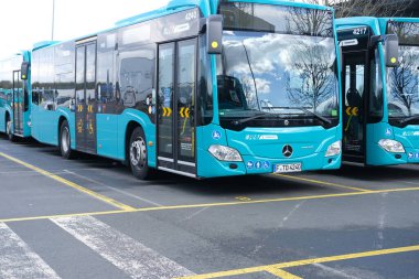 Yeşil şehir servis otobüsleri, Almanya toplu taşıma konsepti, taşımacılık şirketleri grevi, Frankfurt - Mart 2022