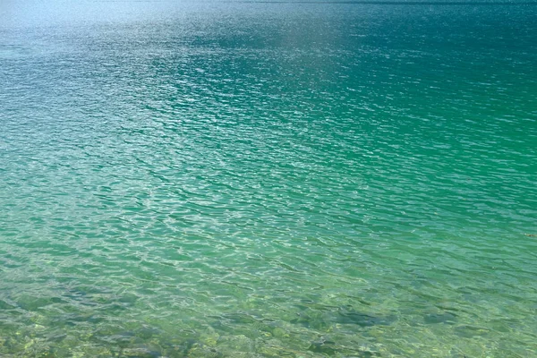 Mar Azul Ondas Oceânicas Água Com Bolhas Rochas Perto Costa — Fotografia de Stock