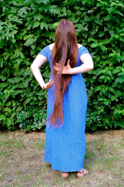 Jovem Feliz Com Cabelos Longos Vestido Azul Parque Visão Traseira — Fotografia de Stock