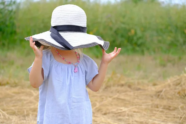 Little Child Years Old Girl White Hat Dress Field Mowed — Zdjęcie stockowe