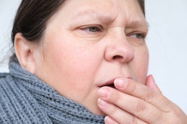 55 yıllık olgun bir kadının yakın çekimi, iltihaplı gözleri boğaz ağrısı, histerik öksürük, tahriş, alerji, viral hastalık, bronşit, zatürree...