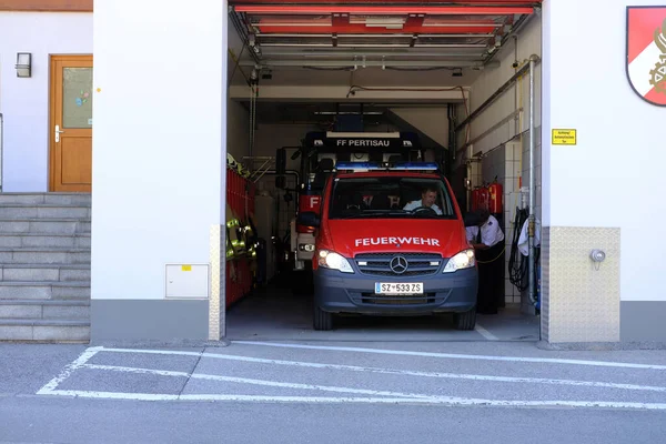 Brandweerkazerne Met Rode Brandweerwagen Brandweeruniform Vrijwillige Brandweer Oostenrijk Vrijwilligersconcept Brandbestrijding — Stockfoto
