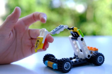 Manipülatörlü transformatör araba, lego parçalarından, güzel yeşil arka plandan, konsept geliştirme iyi motor beceriler, yaratıcılık, çocuk eğlencesi, icat, Frankfurt - Haziran 2022