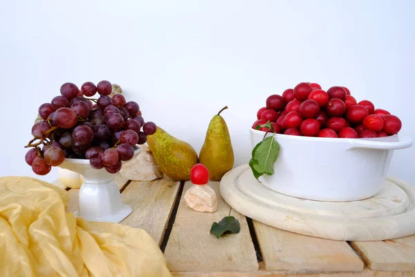 Largepears Tigela Branca Com Ameixa Cereja Selvagem Frutas Frescas Suco — Fotografia de Stock