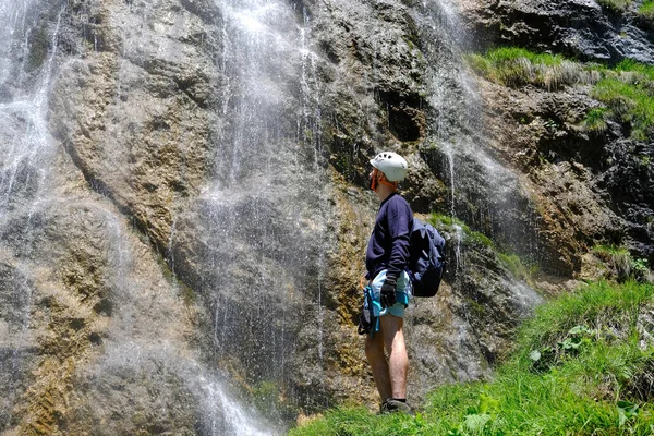Молодой Человек Альпинистском Снаряжении Против Скалы Водопада Скалолазания Активного Образа — стоковое фото