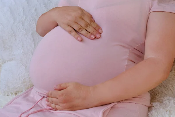 Donna Incinta Mezza Età Shirt Rosa Che Tiene Pancia Attesa — Foto Stock