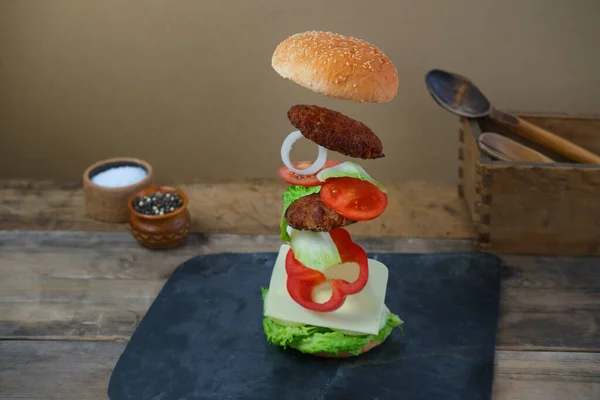 Appetizing Big Cheeseburger Hamburger Flying Ingredients Delicious Beef Meat Patties — Zdjęcie stockowe
