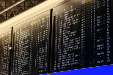 Almanya 'daki Frankfurt Havaalanı' nda kalkış bilgi panosu, kara skor tabelası, konsept gecikmesi, uçuş iptal, varış süresi, Stuttgart, Kahire, Berlin, Hamburg, Madrid, İstanbul