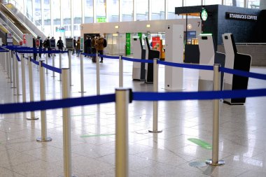 Frankfurt am Main Havalimanı 'nın büyük, parlak salonu genel olarak, yolcu giriş terminali, doğrudan bagaj kontrol, uçuş kartları, Frankfurt, Almanya - Ocak 2022