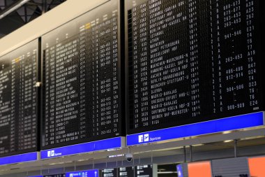 Siyah uçuş bilgi panosu, elektronik skorbordu, Almanya 'daki Frankfurt Havaalanı' nda program, konsept iptali, varış zamanı, varışı bekle, Frankfurt - Ocak 2022