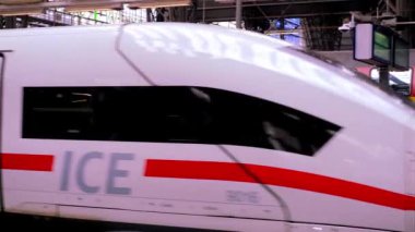 Frankfurt am Main İstasyonu platformunda bulunan Deutsche Bahn InterCity treni, bavul ve sırt çantalı yolcular, Frankfurt - Ocak 2022