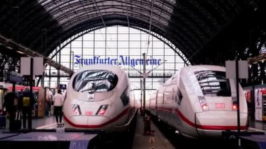 Frankfurt am Main İstasyonu platformunda bulunan Deutsche Bahn InterCity treni, bavul ve sırt çantalı yolcular, Frankfurt - Ocak 2022